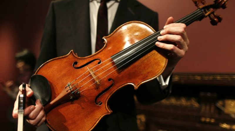 trang bị đàn violin để thực hành